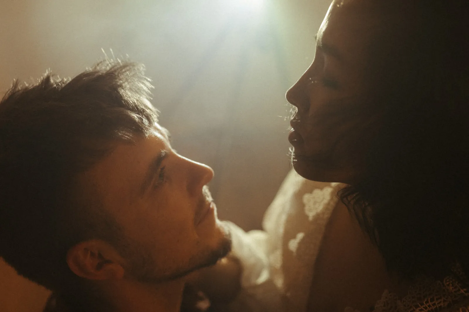 Couple against the light, facing each other