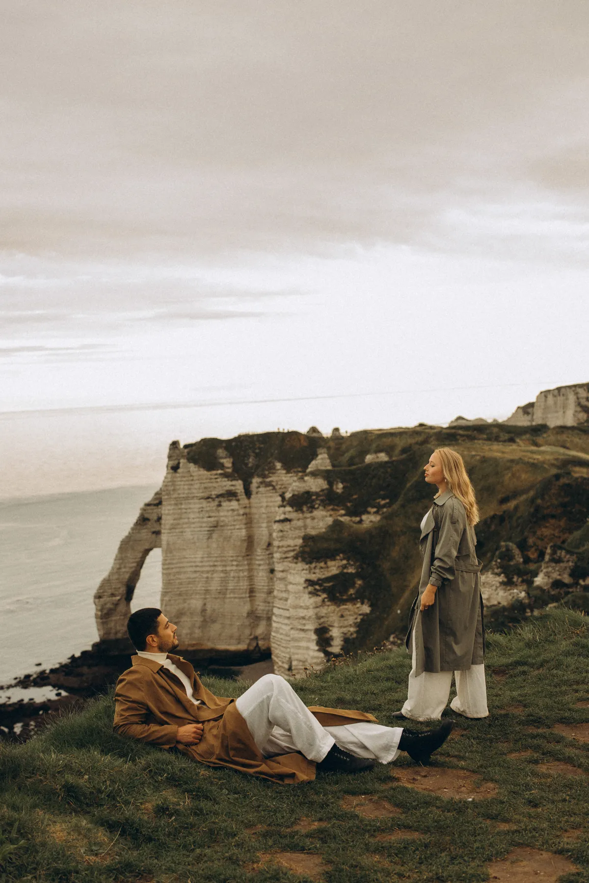 Paar an den Klippen von Étretat in der Normandie