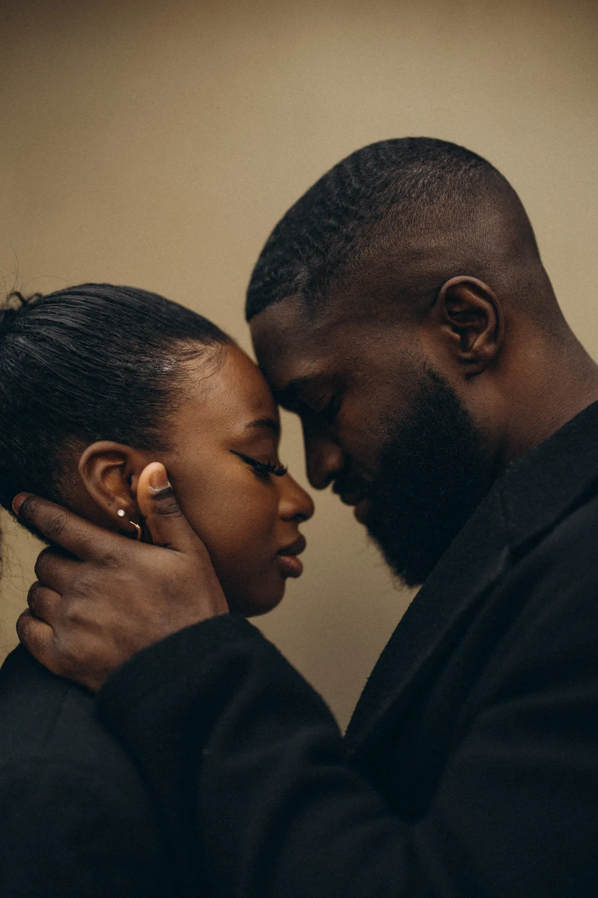 Couple forehead to forehead in warm light – couple shoot