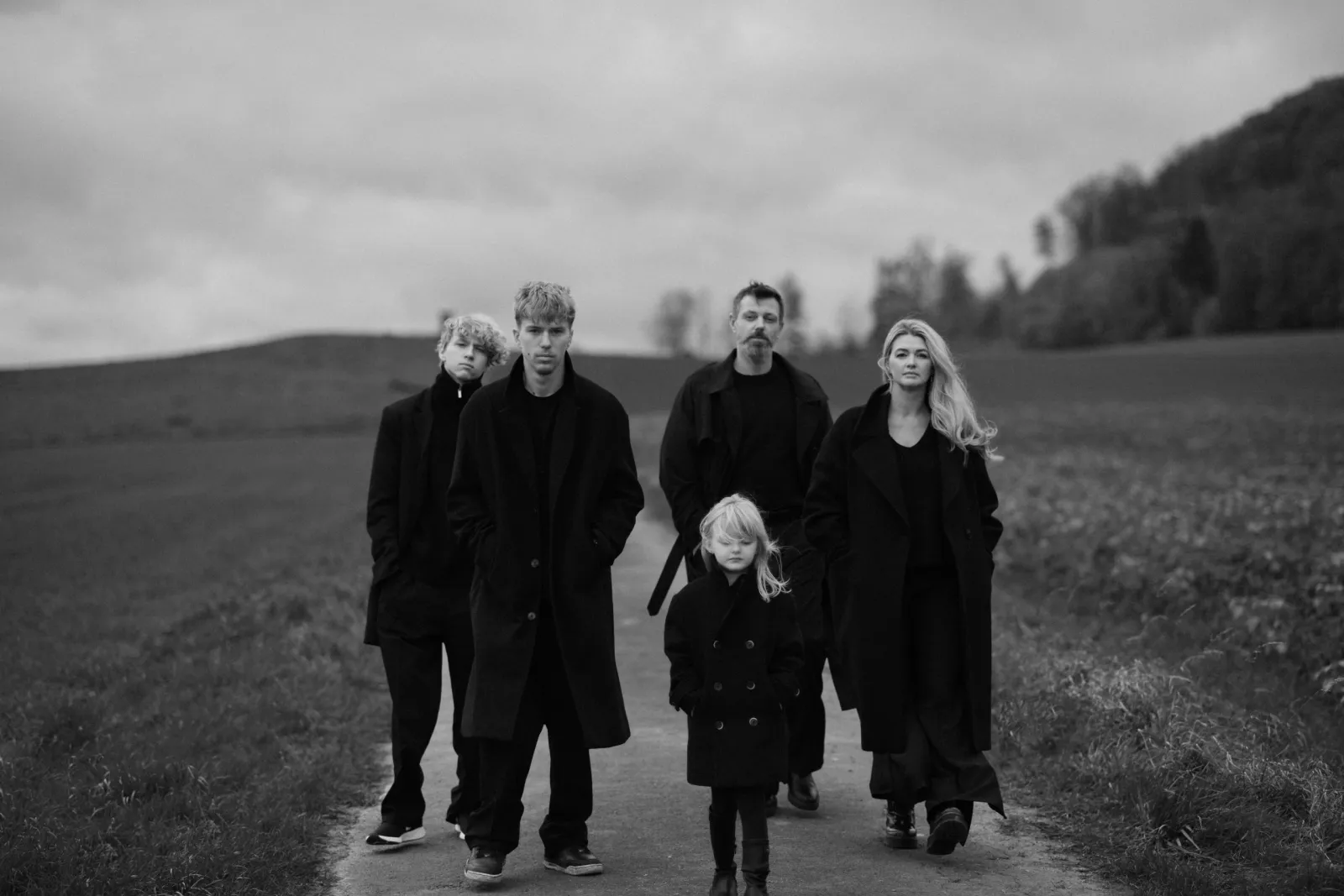 Familie auf einem Feldweg, Schwarzweiß