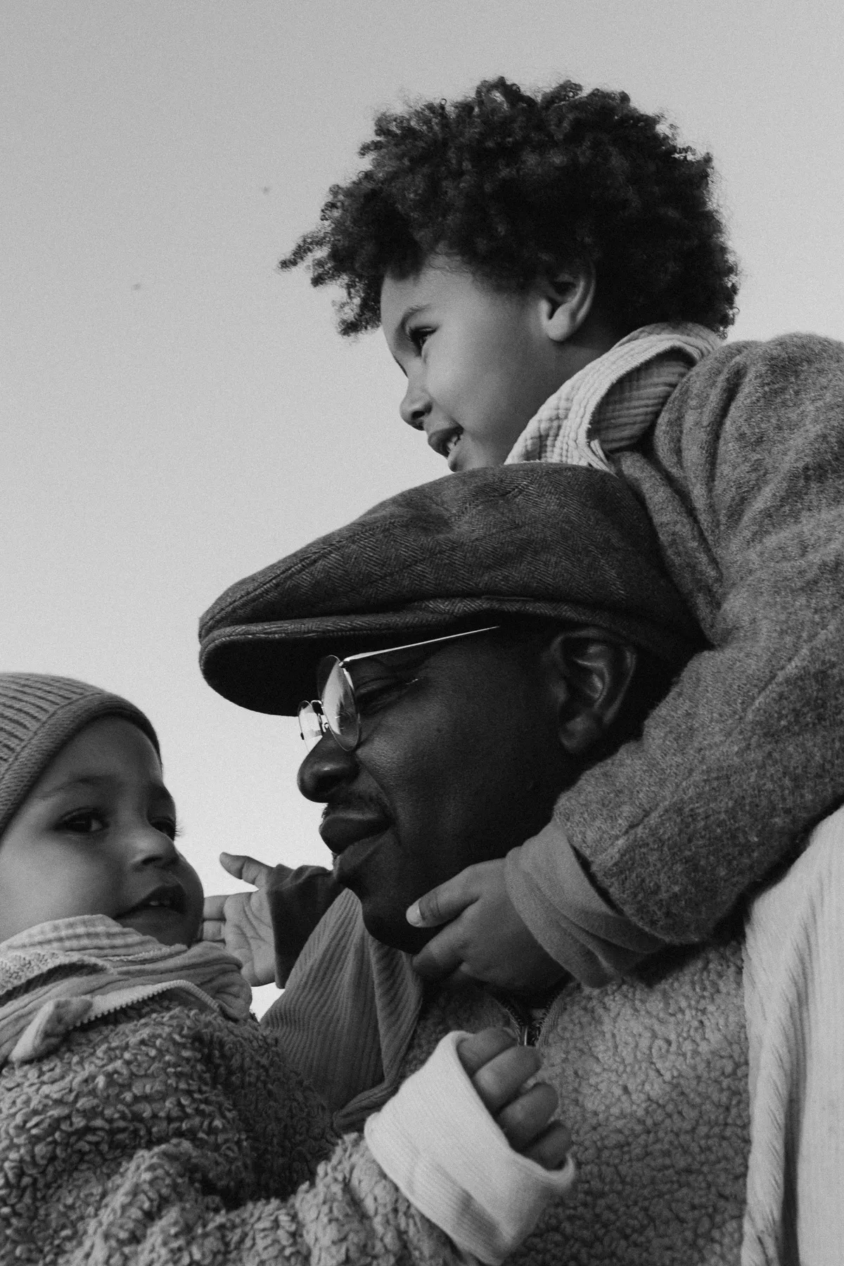 Vater mit seinen Kindern – Familienfotos in Paderborn, Schwarzweiß