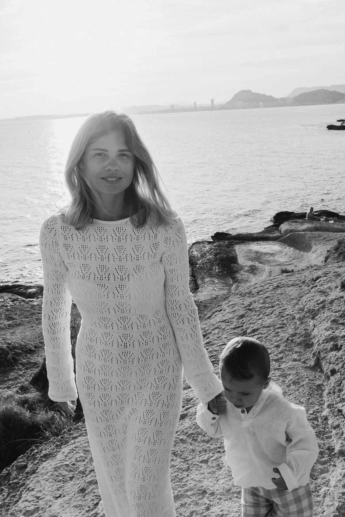 Mutter und Sohn am Meer – Familienfotos in Spanien, Schwarzweiß