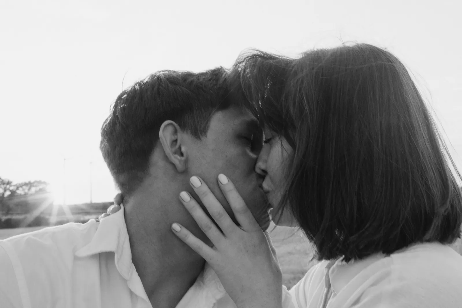 Couple kissing against the light, black and white