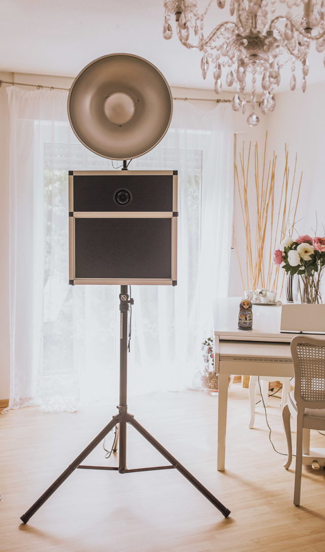 Fotobox steht in einem hellen Raum